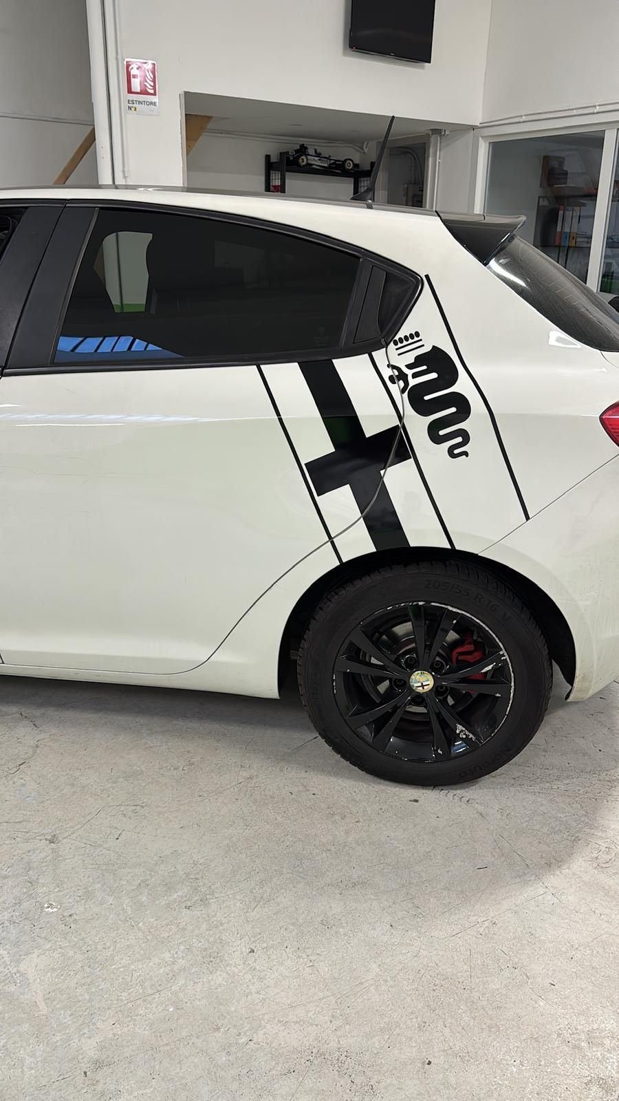 Dettaglio livrea adesiva Alfa Romeo — Wrapgarage Torino