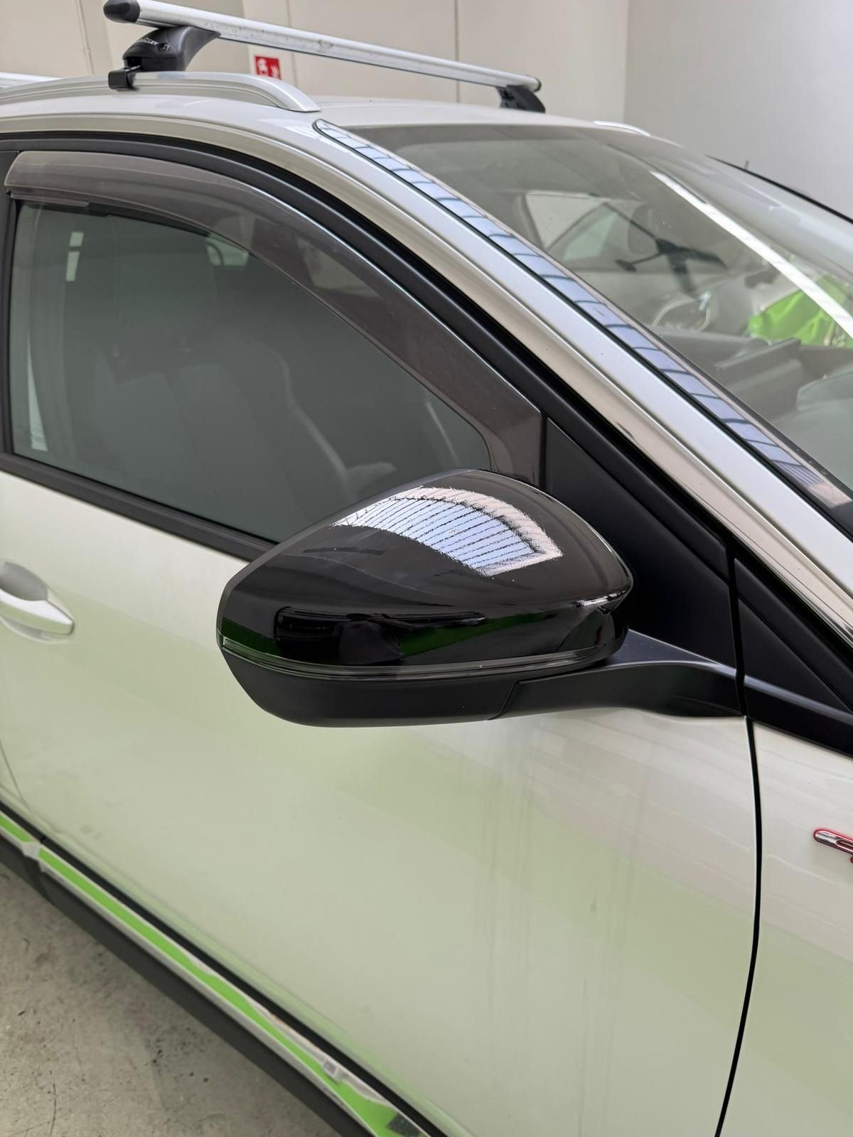 Dettaglio specchietto de-chrome nero lucido — Wrapgarage Torino