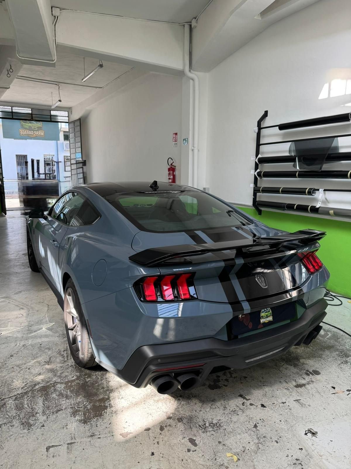 Ford Mustang wrap grigio satinato — Wrapgarage Torino