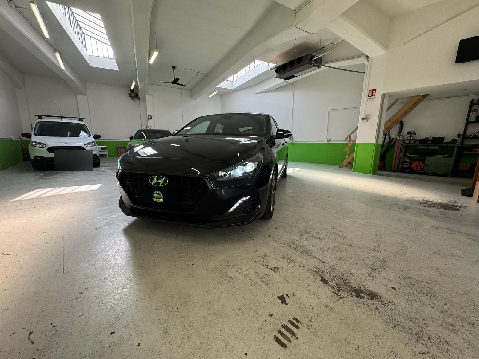 Hyundai i30 Fastback wrap completo nero lucido — Wrapgarage Torino