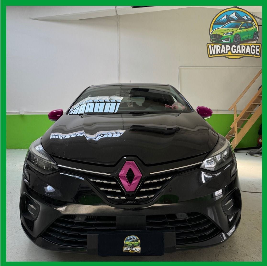 Renault Clio wrap parziale, dettagli cromo rosa su specchietti e logo — Wrapgarage Torino
